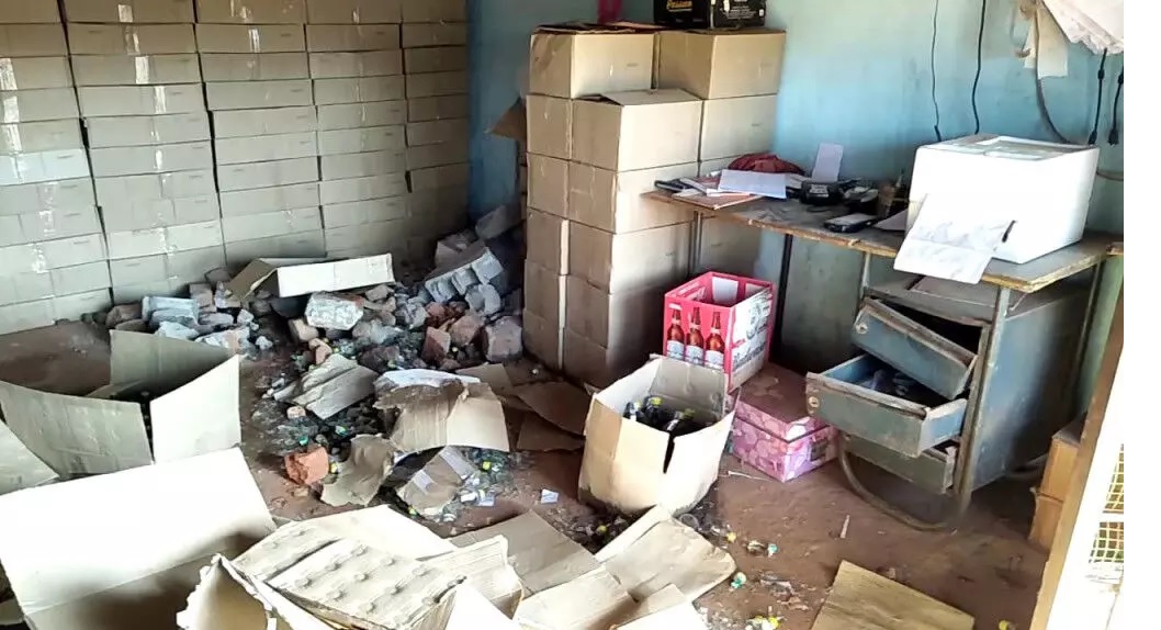 रीवा में शराब दुकान से 3.5 लाख कीमती 100 पेटी शराब चोरी, जांच में जुटी पुलिस रीवा में शराब दुकान से 3.5 लाख कीमती 100 पेटी शराब चोरी, जांच में जुटी पुलिस